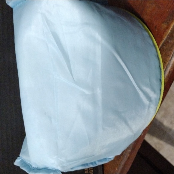 EUC Clinique Makeup Bag with Goodies - Picture 13 of 16